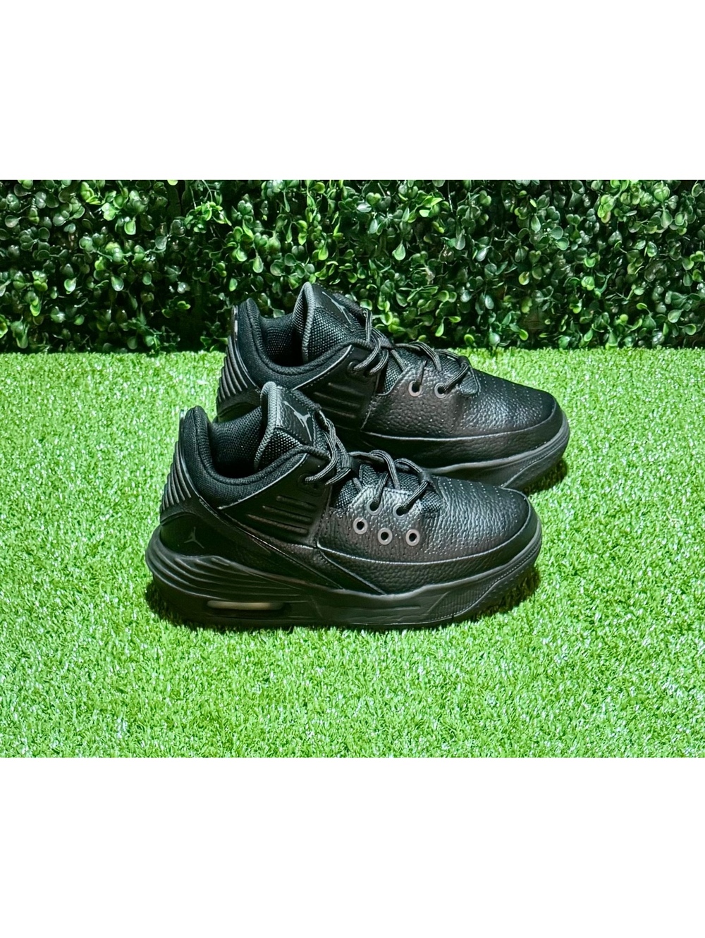 Jordan Max Aura 2 Triple Black Size 5Y / Women’s 6.5